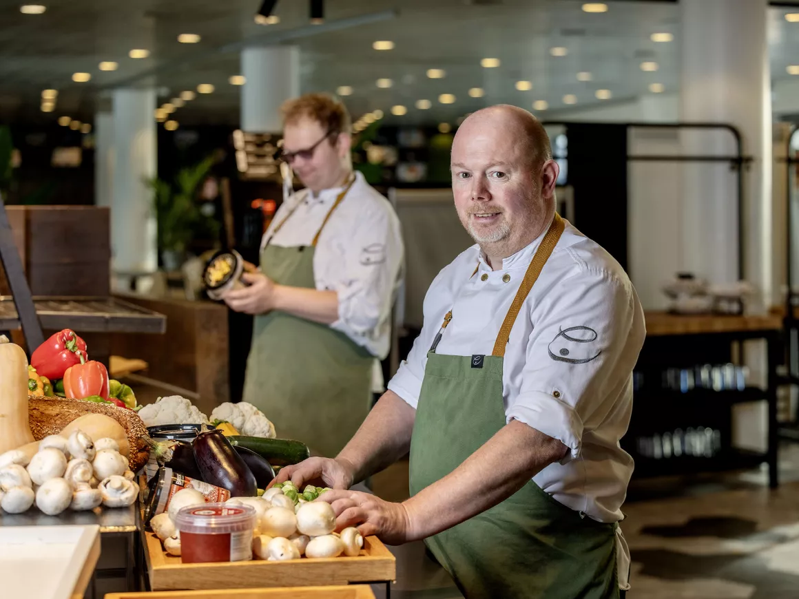 Portret van Ron de Jong, chef-kok bij Eurest Catering voor Schiphol Group