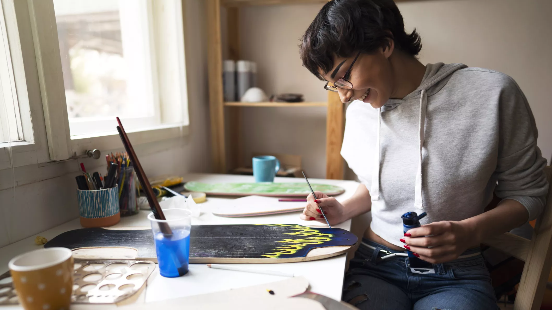 Beeld van een kunstenaar aan het werk, ter illustratie van kunstactiviteiten en inspiratie Kunst als perspectief