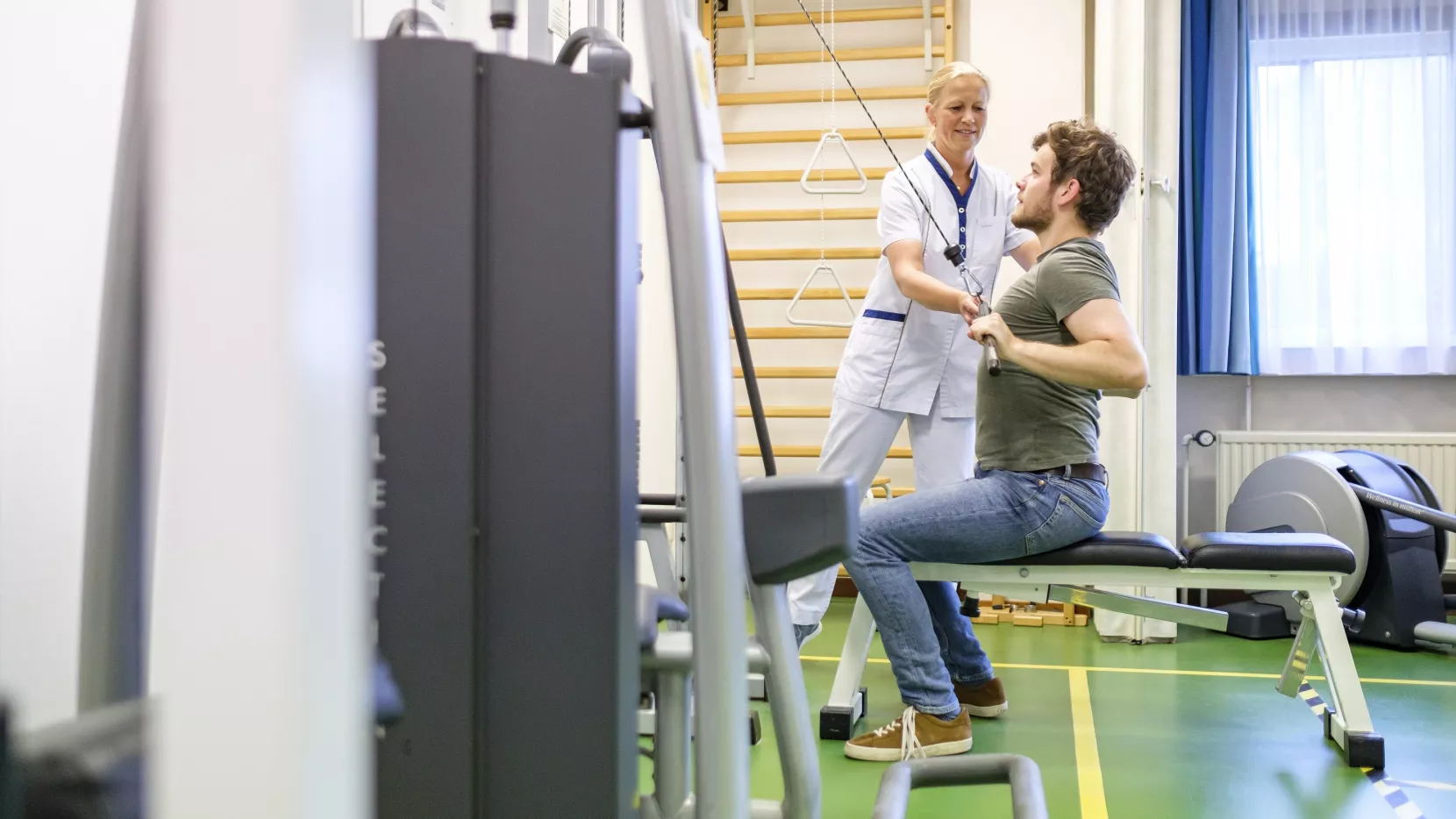 Een man in een sportzaal werkt aan zijn fitheid. Re-integreren heeft (soms) ook te maken met fysieke toestand