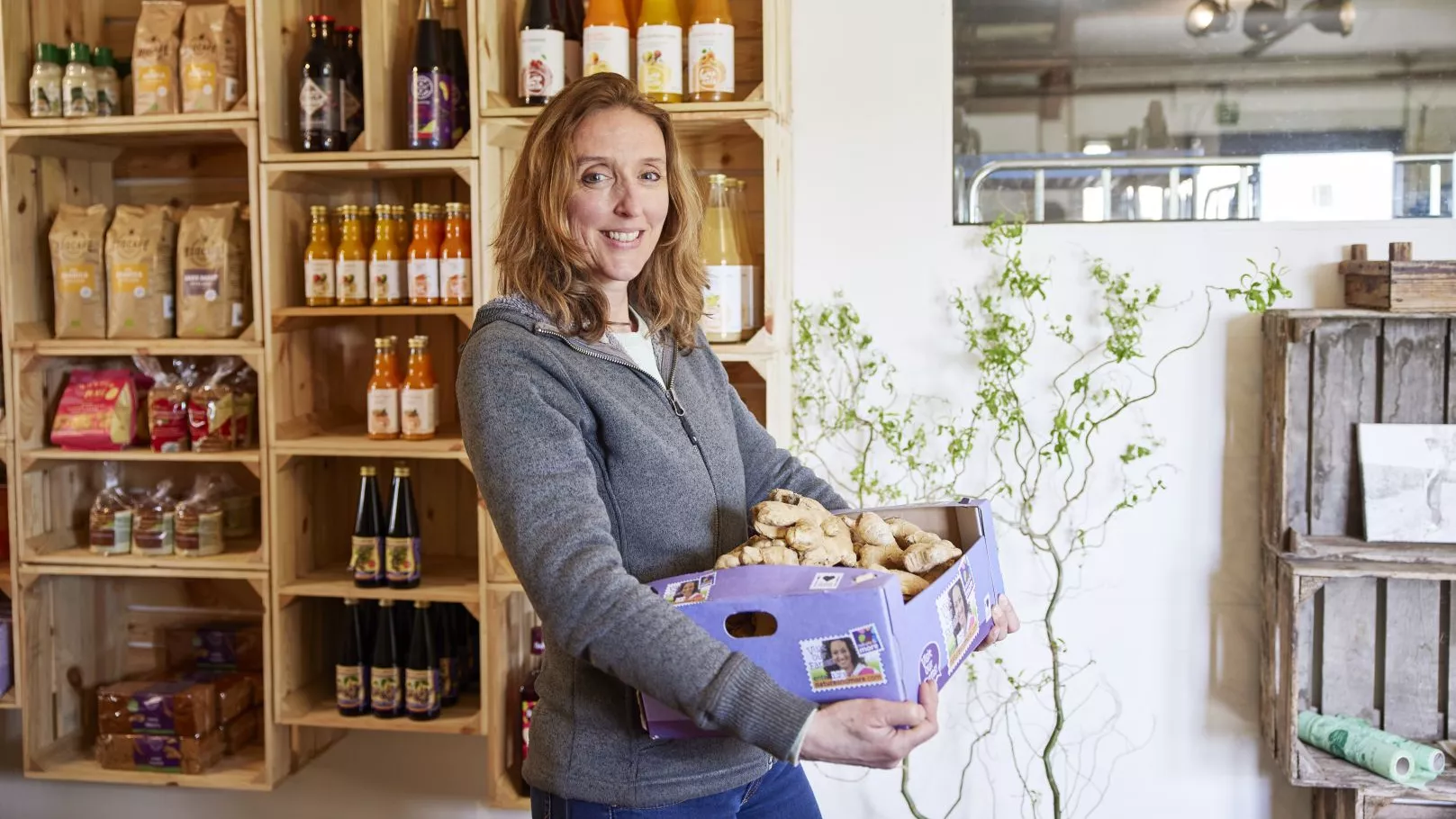 Voor jezelf beginnen, die stap heeft deze mevrouw gemaakt. Ze staat in een levensmiddelenwinkel met een doos vol gember in haar armen.