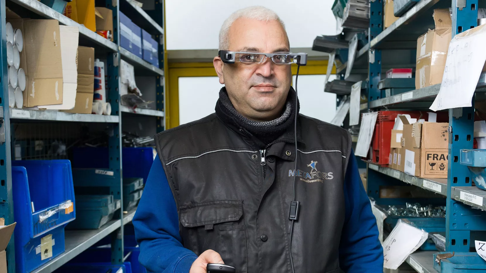 Man aan het werk met de Slimme bril