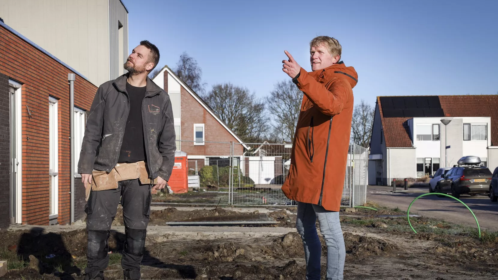 Daniel van Dijk en Jeroen Benus bij woningen in aanbouw