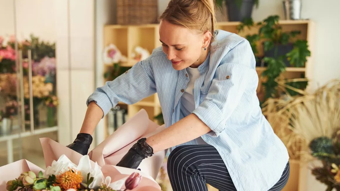 Beeld van een ondernemer in de retail die alles over de NOW-regelingen heeft gelezen