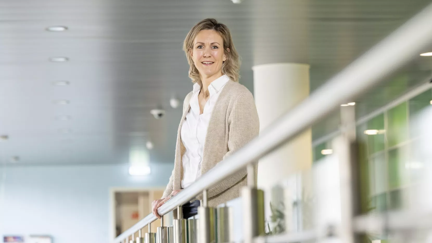 Marlies Ottink, adviseur werkgeversdiensten, kijkt uit over een ballustrade