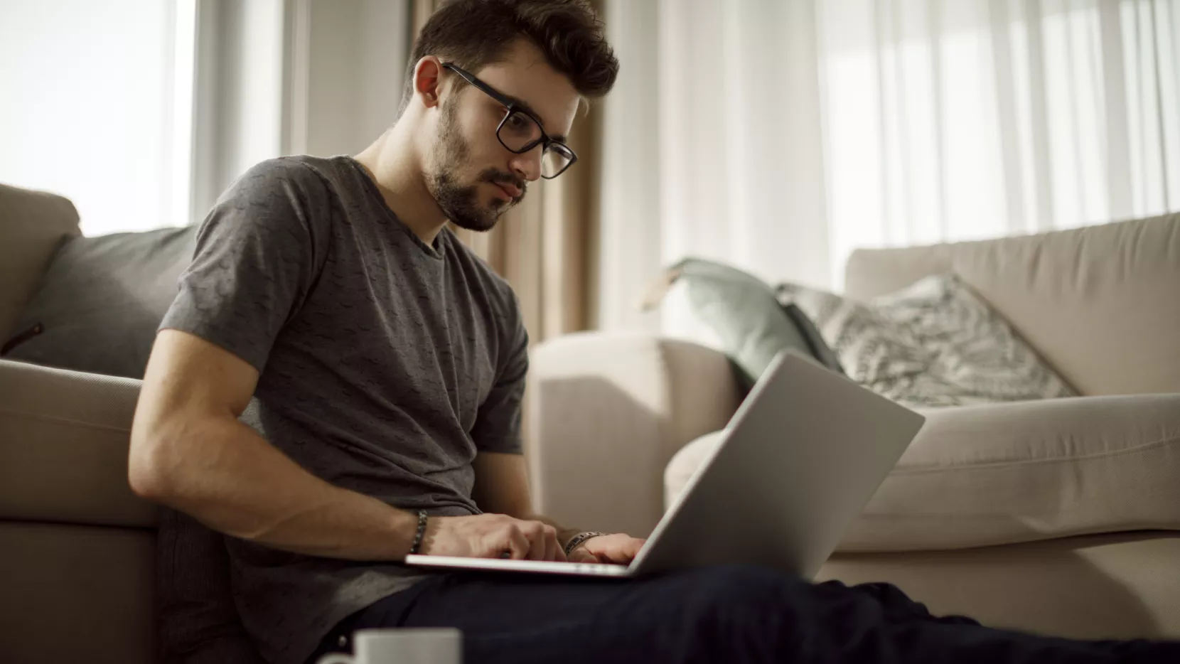 Beeld bij UWV-webinars, een man werkt op zijn laptop 
