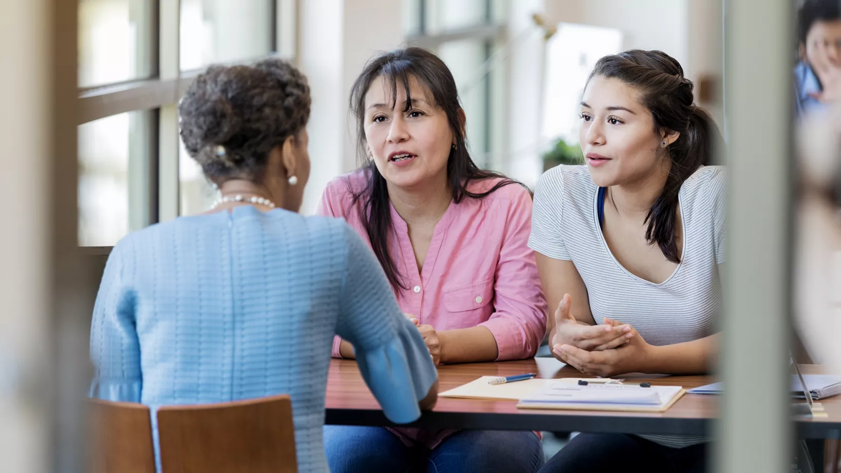 Beeld van mensen in gesprek over beoordeling arbeidsvermogen