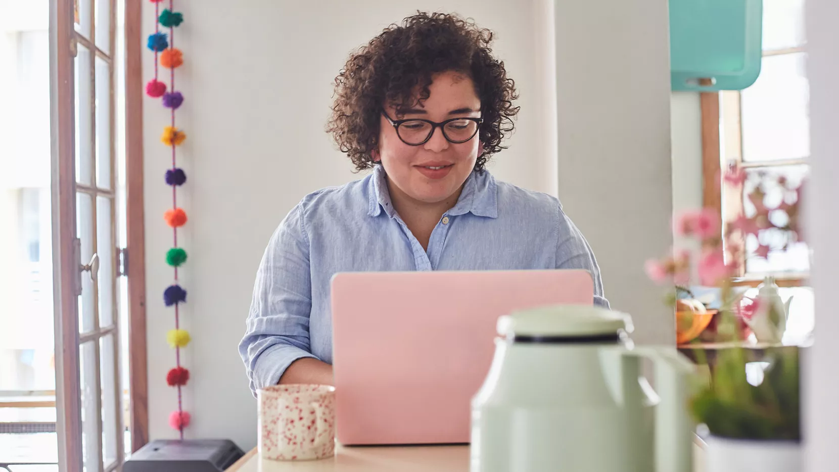 Foto van een vrouw die UWV-webinars bekijkt.