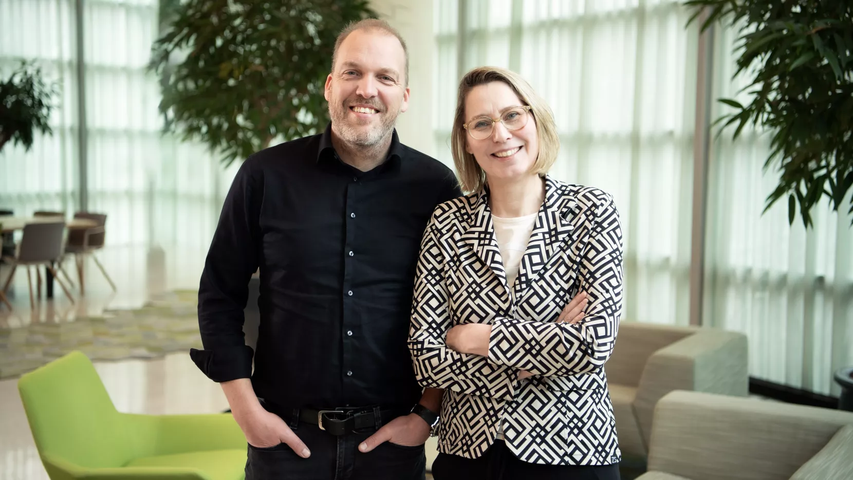 Dubbelportret Willem-Jan van der Klok en Lisette Frelink, adviseurs werkgeversdiensten bij UWV.
