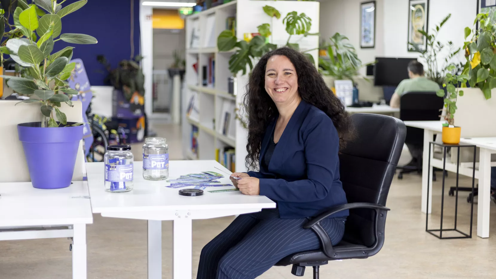 Een foto van Nadia achter haar bureau 