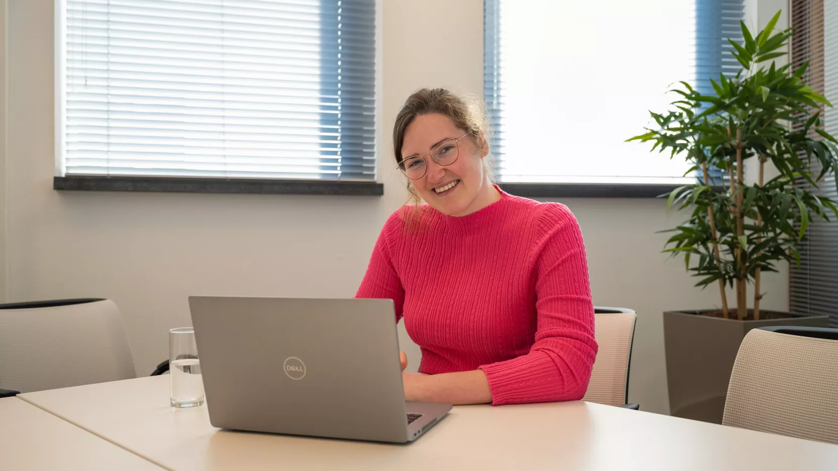 Een foto van Laury achter haar laptop