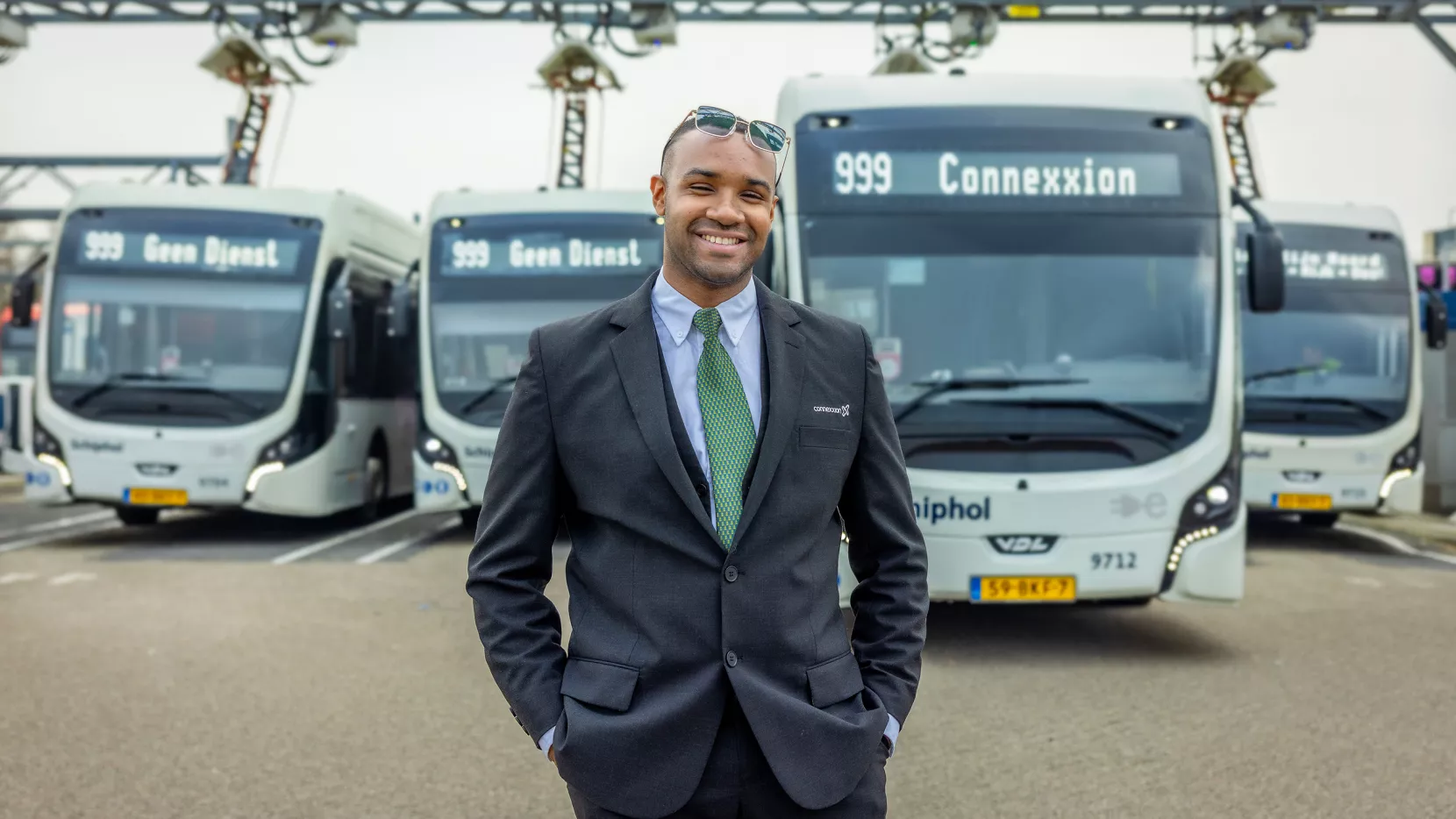 Foto van Jardel staand voor bussen 