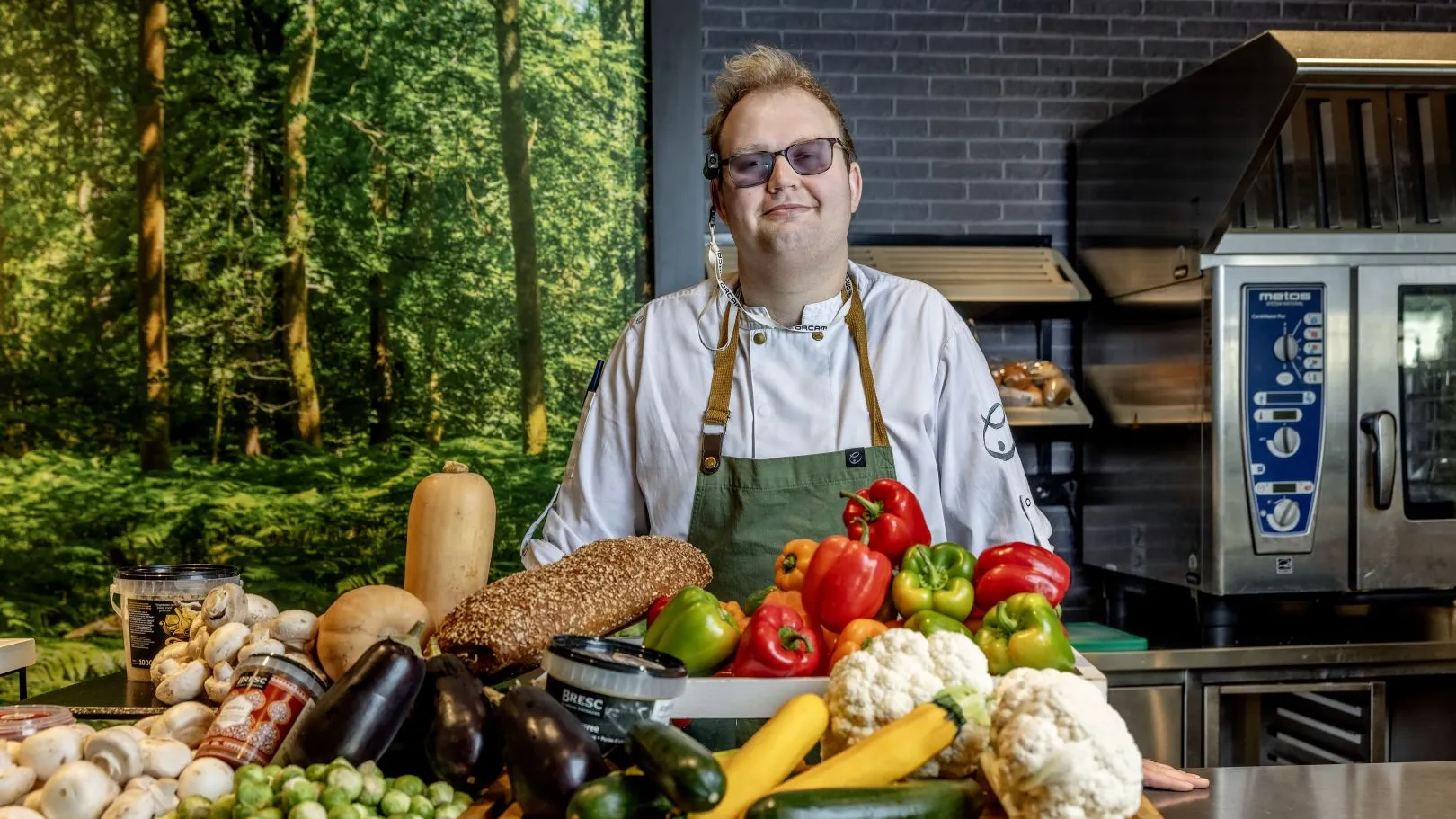 Wesley aan het werk als kok met hulp van een voorziening