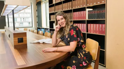Judith Wiskie, HR-beleidsadviseur, in de bibliotheek bij de Erasmus Universiteit