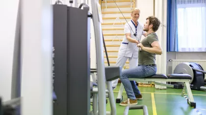 Een man in een sportzaal werkt aan zijn fitheid. Re-integreren heeft (soms) ook te maken met fysieke toestand