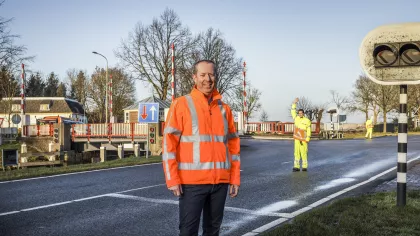 Werkgever Sjoerd Bartol van SAVA Verkeersregelaars met medewerkers in werkomgeving
