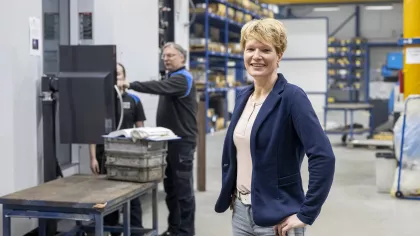 Financieel directeur en hoofd HR Renate Meulenkamp-Back met medewerkers bij machinefabriek Drabo