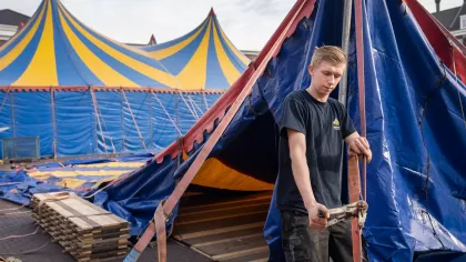 Foto van Wout van Heeswijk, hij is een tent aan het opbouwen