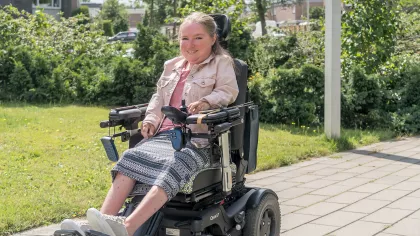 Foto van Joyce de Kleijn. Door jeugdreuma belandde Joyce in een rolstoel. ‘Ik weet hoe het is om te leven met een beperking, en ik weet uit ervaring hoe lastig het is om dan een betaalde baan te vinden.'
