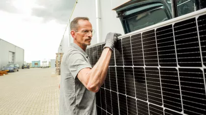 Martin aan het werk als zonnepaneleninstallateur