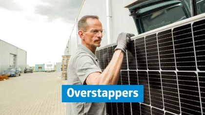 Martin aan het werk als zonnepaneleninstallateur