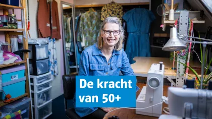 Portret van Marga Pals, kledingmaakster. Zij zit in haar naaiatelier.