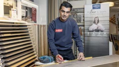 Portret van Hamid Arash, hij vertelt over hoe hij een kort leerwerktraject volgde bij Woonmode Rijswijk en vervolgens kon starten aan een leerwerktraject tot interieurvakman.