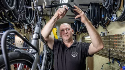 Patrick aan het werk na een omscholingstraject tot fietsenmaker