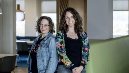 Portret van Daniëlle Hoogesteger en Ayra van den Berg, zij vertellen over de voordelen van werken via een uitzendbureau