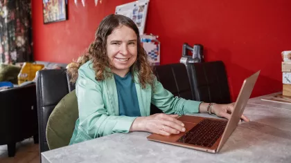 Foto van Claudia Grannetia, ze werkt vanuit huis vanwege Klippel-Feil