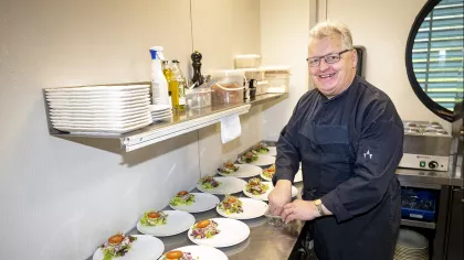 Jaap aan het werk als kok, via omscholing op latere leeftijd