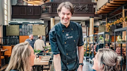 Foto van Thijs aan het werk bij Restaurant Onze Kerk