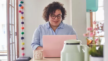 Foto van vrouw die UWV-webinars bekijkt