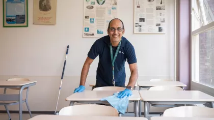 Portret van John Chatterdas, hij was succesvol in nieuw werk vinden vanuit de ww