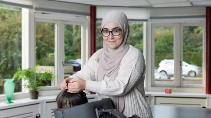 Portret van Nesrine, ze vertelt over haar leerwerktraject in de gehandicaptenzorg