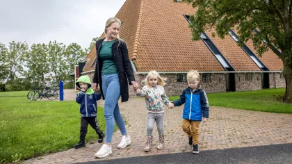 Samantha aan het werk met kinderen