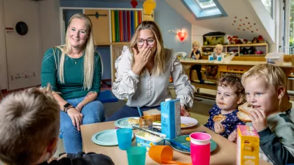 Beeld van Suzanne bij Sinne Kinderopvang aan het werk