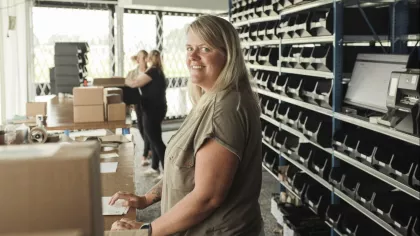 Portret van Helga, medewerker bij Stock Today. Ze heeft met succes een bbl-traject in de logistiek afgerond. 