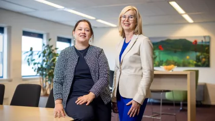 Marjon van Delft en Monique Snijders praten in een kantoor over generatiemanagement