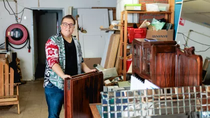 Foto van Juul in diens werkplaats voor Butterfly Upcycling