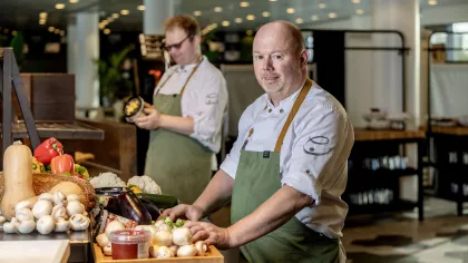 Portret van Ron de Jong, chef-kok bij Eurest Catering voor Schiphol Group