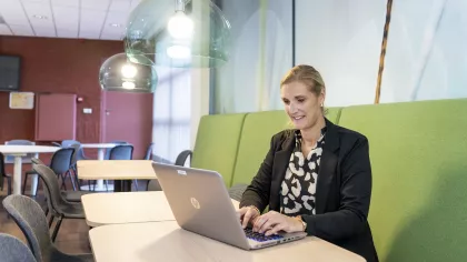 Portret van Bianca van Noort, zij vertelt over haar overstap naar werken als secretaresse