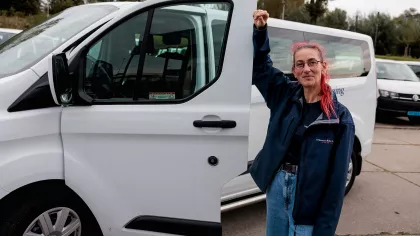 Esther aan het werk als taxichauffeur