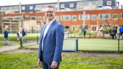 Portret van Jan Boomsma, schoolleider in Drachten, met een medewerker met Long COVID