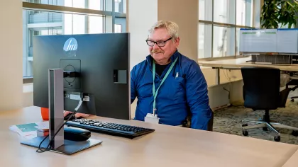 Foto van Martin aan het werk op kantoor bij de SVB