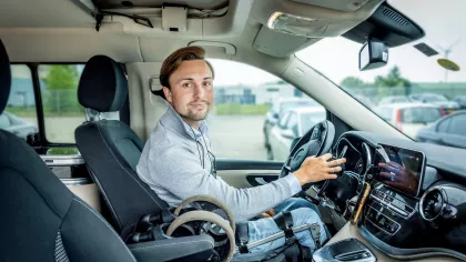 Portret van Menno Streefland in zijn aangepaste bus dankzij voorzieningshulp