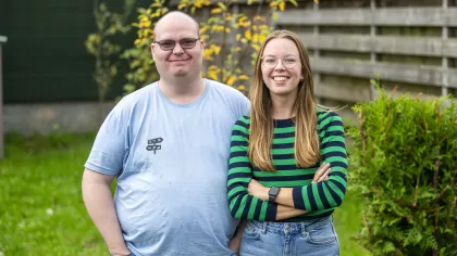 Foto van Romano en zijn jobcoah Leonie. Ze staan buiten naast elkaar