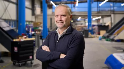 Portret van Johan Bogert directeur van PreWorxs. Hij staat in een hal met zijn armen gekruist en kijkt in de camera.