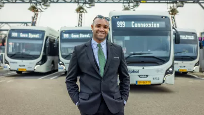 Foto van Jardel staand voor bussen