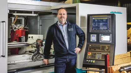 Mark Jaski, vestigingsmanager van Core-Teq, staat in zijn fabriekshal voor allerlei machines