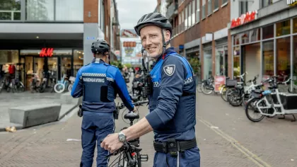 Arjan op straat naast zijn boa fiets